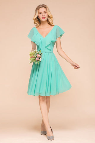 Vestido de dama de honor corto informal de gasa con escote en V y largo hasta la rodilla