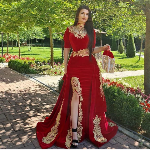 Vestido de fiesta largo rojo de terciopelo con abertura y apliques de corazón, corte en A y mangas