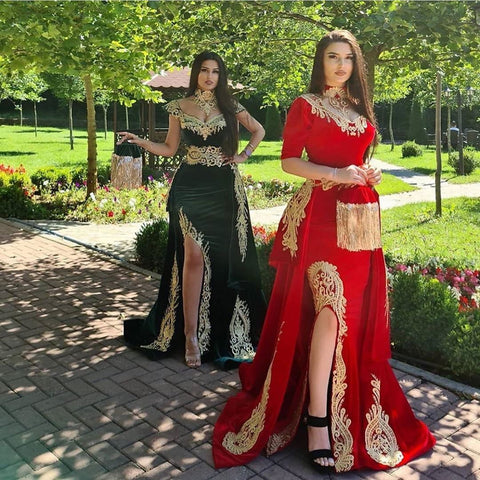 Vestido de fiesta largo rojo de terciopelo con abertura y apliques de corazón, corte en A y mangas