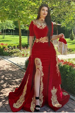 Vestido de fiesta largo rojo de terciopelo con abertura y apliques de corazón, corte en A y mangas