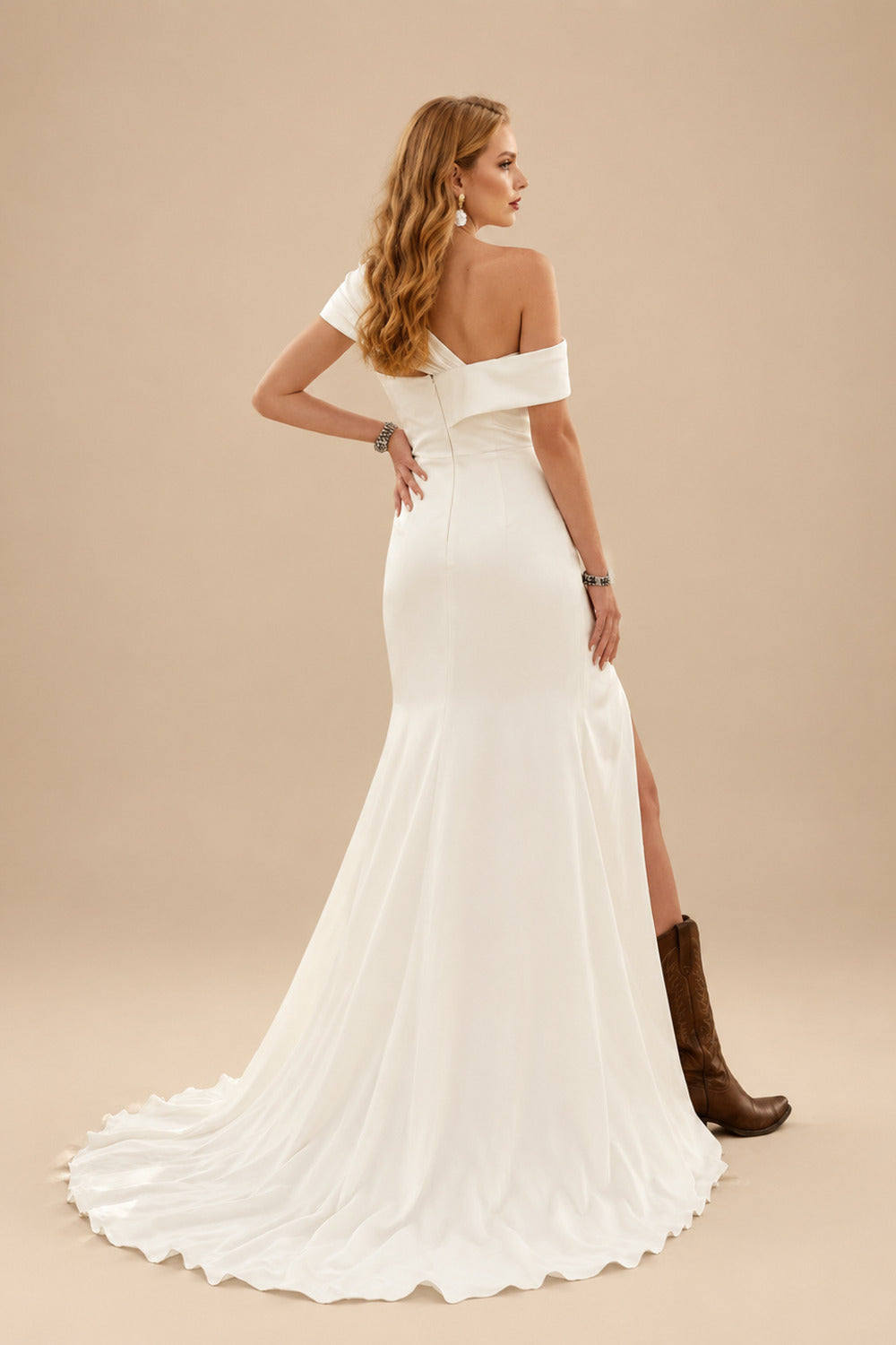Rutipo Ivory Sheath/Column Sleeveless Sweep Train Silk Like Satin Wedding Dresses