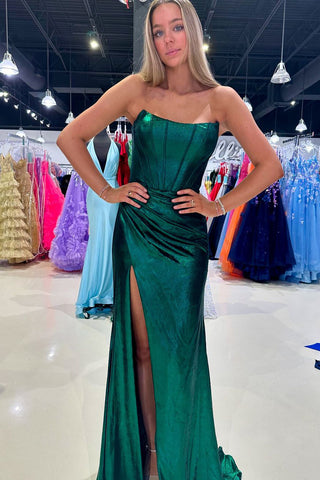 Serilda | Vestido de fiesta largo de satén verde oscuro sin tirantes y abertura