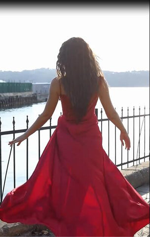 Vestido de fiesta sexy de gasa con tirantes finos y corte sirena y abertura