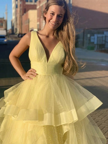 Vestido de graduación de tul esponjoso con escote en V y corte A largo en amarillo brillante
