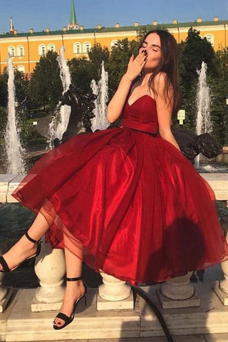 Vestido de fiesta corto de organza burdeos con escote en forma de A y escote en forma de corazón