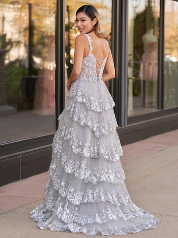 Vestido de fiesta de corte princesa plateado con hombros descubiertos, corsé y volantes de encaje