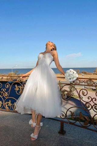 Vestidos de novia sencillos de tul con tirantes finos cortos y corte A