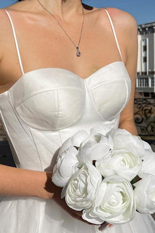 Vestidos de novia sencillos de tul con tirantes finos cortos y corte A