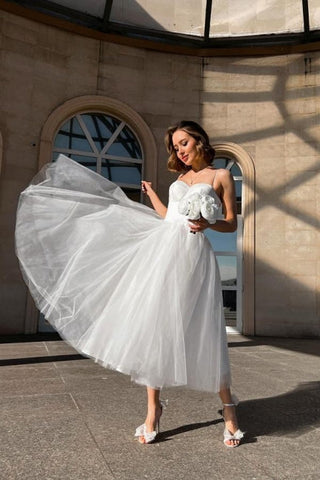Vestidos de novia sencillos de tul con tirantes finos cortos y corte A