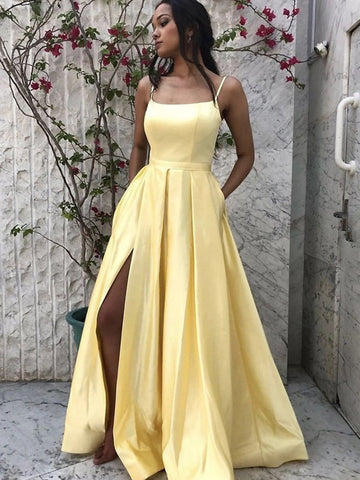 Vestido de fiesta sencillo de satén con tirantes finos, abertura frontal larga y bolsillos.