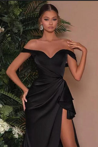 Vestido de fiesta negro sencillo de corte sirena largo con hombros descubiertos y abertura
