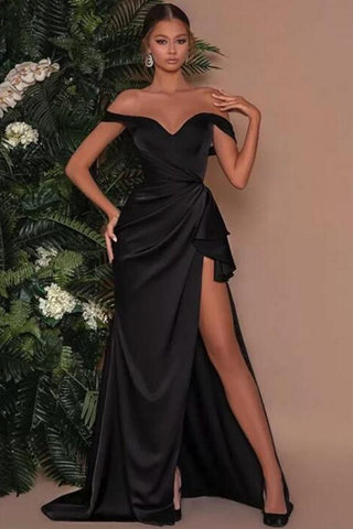 Vestido de fiesta negro sencillo de corte sirena largo con hombros descubiertos y abertura