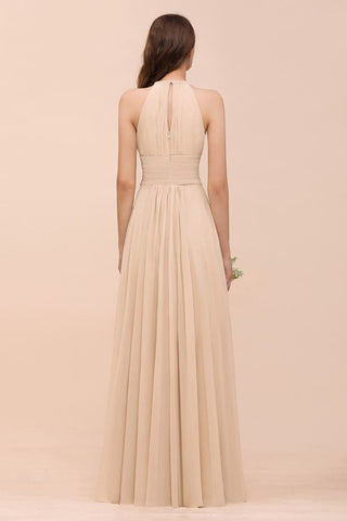Vestido de dama de honor largo, ajustado, color champán y con cuello halter sencillo