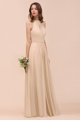 Vestido de dama de honor largo, ajustado, color champán y con cuello halter sencillo