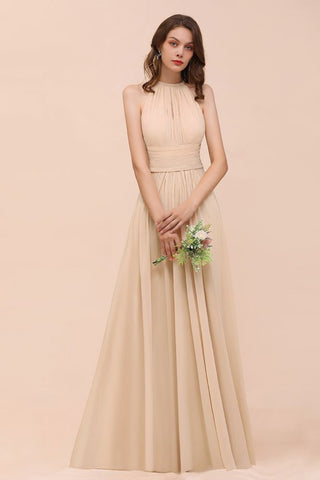 Vestido de dama de honor largo, ajustado, color champán y con cuello halter sencillo