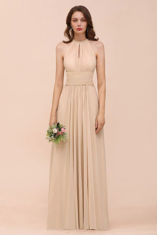 Vestido de dama de honor largo, ajustado, color champán y con cuello halter sencillo
