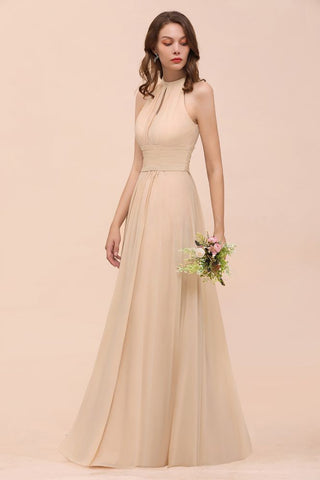 Vestido de dama de honor largo, ajustado, color champán y con cuello halter sencillo