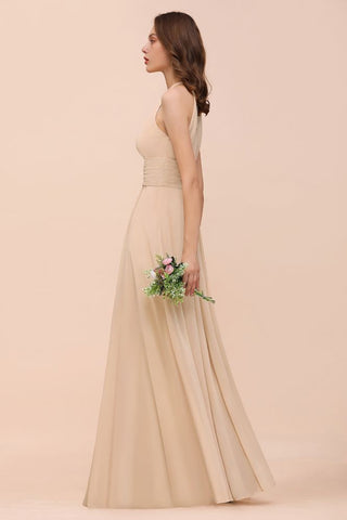Vestido de dama de honor largo, ajustado, color champán y con cuello halter sencillo