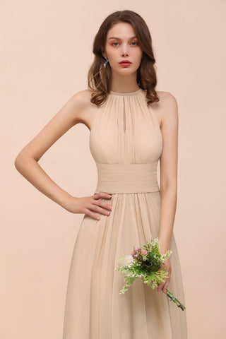 Vestido de dama de honor largo, ajustado, color champán y con cuello halter sencillo