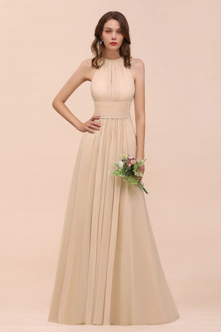 Vestido de dama de honor largo, ajustado, color champán y con cuello halter sencillo