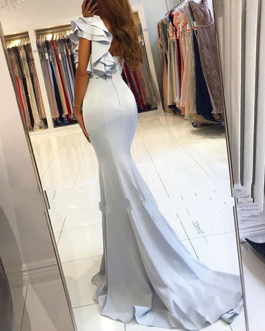 Schlichtes Meerjungfrau-Ballkleid mit einer Schulter und rückenfreiem Satin
