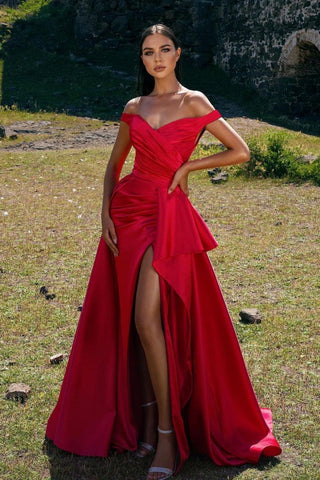 Schlichtes rotes, schulterfreies, langes Ballkleid in A-Linie mit Schlitz