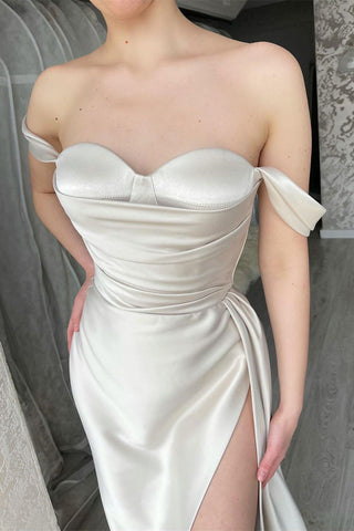 Vestido de fiesta sencillo de corte A largo con escote en forma de corazón y hombros descubiertos con abertura