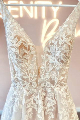 Simple v-neck sleeveless a-line lace Wedding dresses