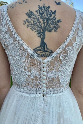 Simple V-Neck Sleeveless Column Tulle Floor-Length Wedding Dresses with Lace