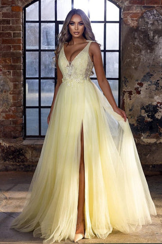 Impresionante vestido de fiesta largo de tul con encaje, apliques y escote en V y abertura.