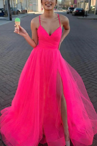Impresionante vestido de fiesta largo de tul con escote en V, tirantes finos y abertura.
