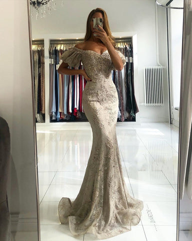 Impresionante vestido de fiesta largo de sirena con hombros descubiertos y encaje y mangas abullonadas.