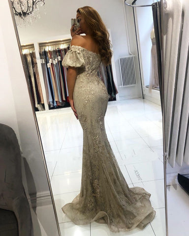 Impresionante vestido de fiesta largo de sirena con hombros descubiertos y encaje y mangas abullonadas.