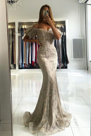 Impresionante vestido de fiesta largo de sirena con hombros descubiertos y encaje y mangas abullonadas.
