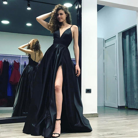 Elegante vestido de fiesta largo de satén negro con escote en V y abertura en la espalda