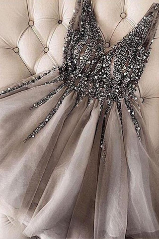 Elegante vestido de fiesta corto sin mangas con lentejuelas y cuentas de tul plateado. 