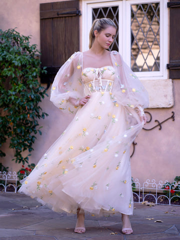 Vestido maxi de tul con encaje bordado y cuello de corazón