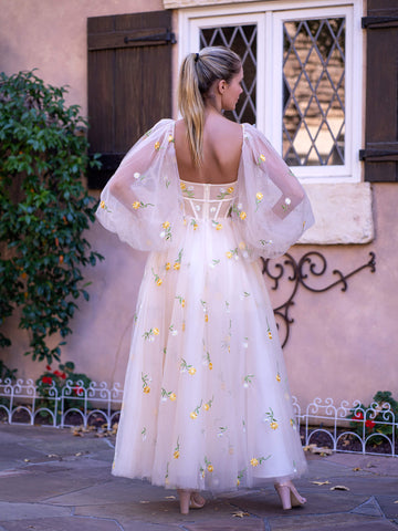 Vestido maxi de tul con encaje bordado y cuello de corazón