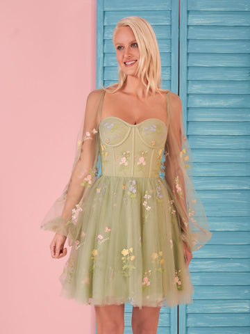 Vestido de cóctel corto de tul con mangas abullonadas y bordado de corazón