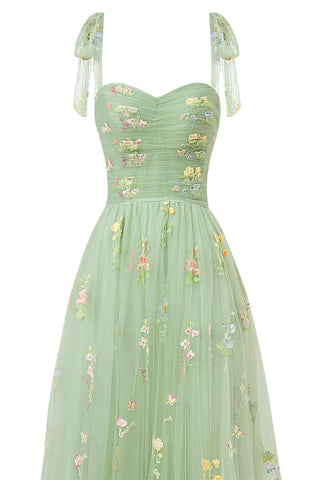 Bodenlanges Ballkleid mit Herzausschnitt und Tüllstickerei und Blumenmuster