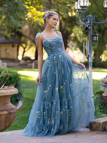 Bodenlanges Ballkleid mit Herzausschnitt und Tüllstickerei und Blumenmuster