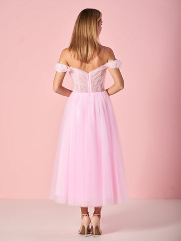 Schulterfreies Ballkleid aus Tüll in Teelänge mit Herzausschnitt