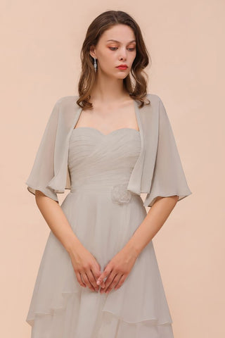 Vestido mini gris de dama de honor sin mangas con escote corazón y capas de gasa