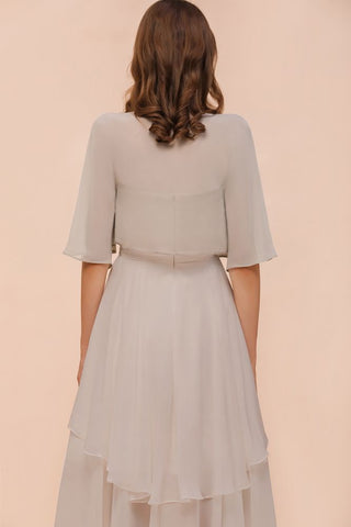 Vestido mini gris de dama de honor sin mangas con escote corazón y capas de gasa