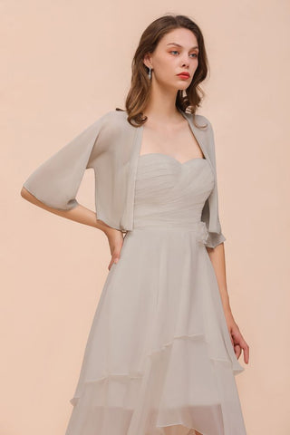 Vestido mini gris de dama de honor sin mangas con escote corazón y capas de gasa