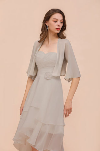 Vestido mini gris de dama de honor sin mangas con escote corazón y capas de gasa