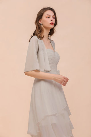 Vestido mini gris de dama de honor sin mangas con escote corazón y capas de gasa