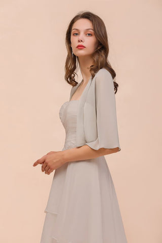 Vestido mini gris de dama de honor sin mangas con escote corazón y capas de gasa