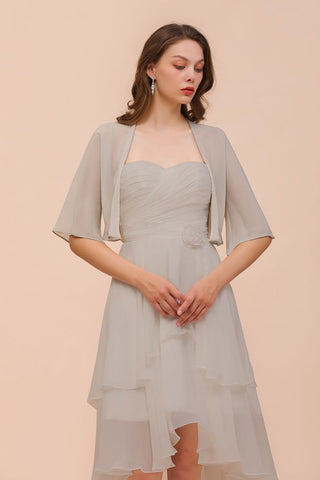 Vestido mini gris de dama de honor sin mangas con escote corazón y capas de gasa