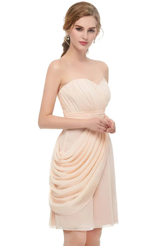 Abito corto da festa senza spalline con volant in chiffon a linea ad A